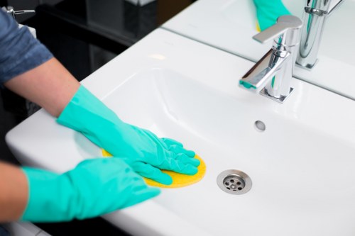 Professional cleaning support for offices and commercial spaces in E1
